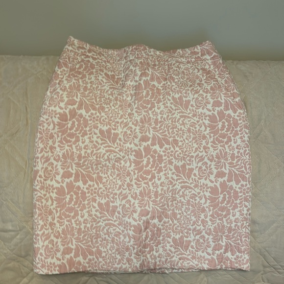 Pink and white textured skirt. - Picture 1 of 4